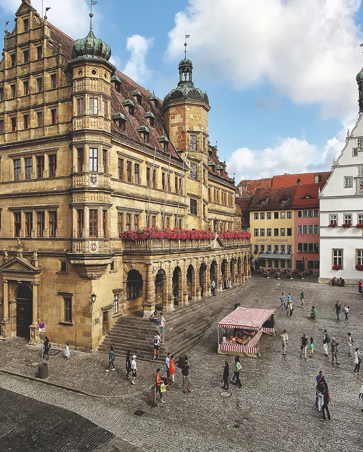 Historischer Marktplatz von Rothenburg ob der Tauber mit Rathaus und Fachwerkhäusern an einem sonnigen Tag