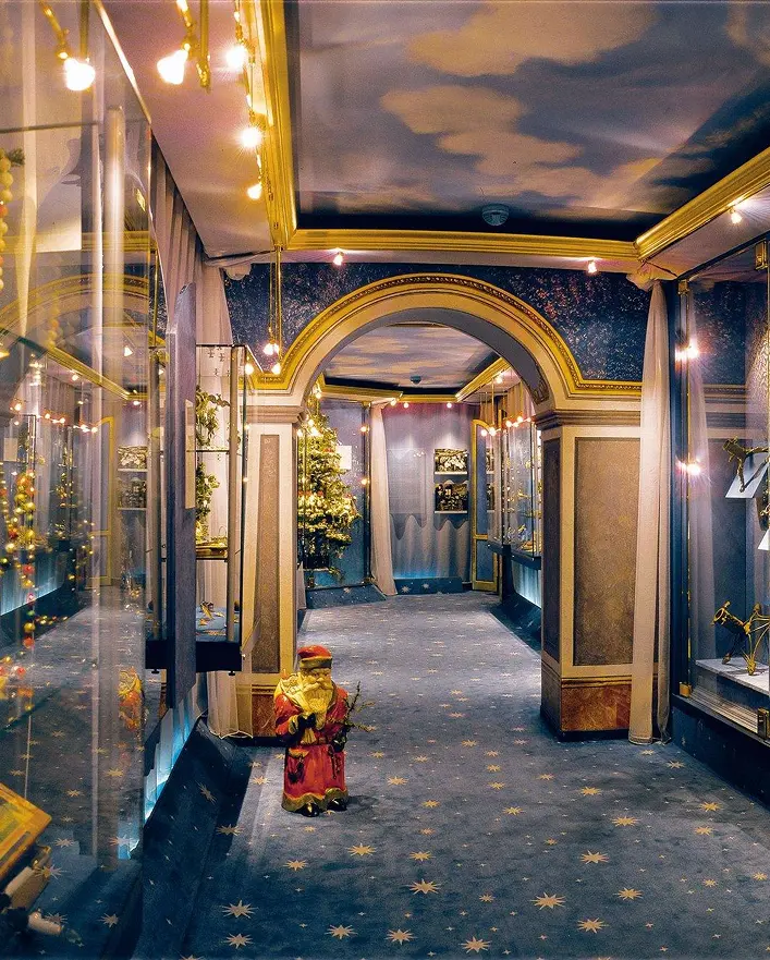 Innenansicht des Deutschen Weihnachtsmuseums mit festlich beleuchteten Arkaden und Weihnachtsdekoration